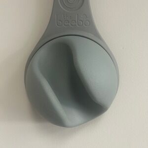 Beebo Hands free Bottle Holder Baby Feeder Gray dad helper